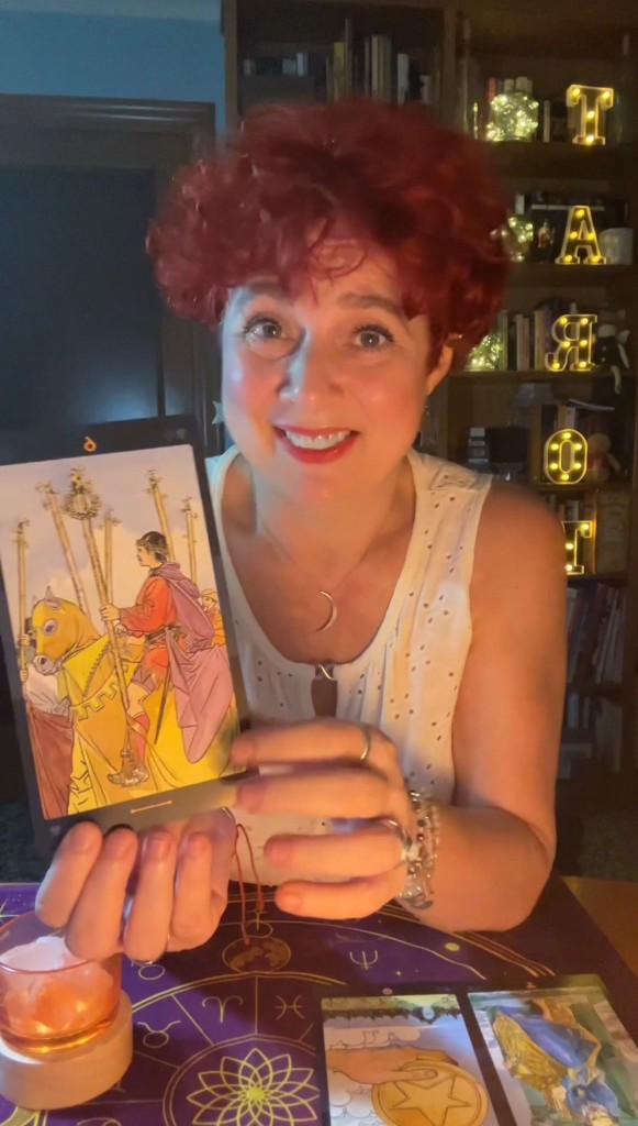 Marisa Le Fay mostrando una carta del tarot en una lectura